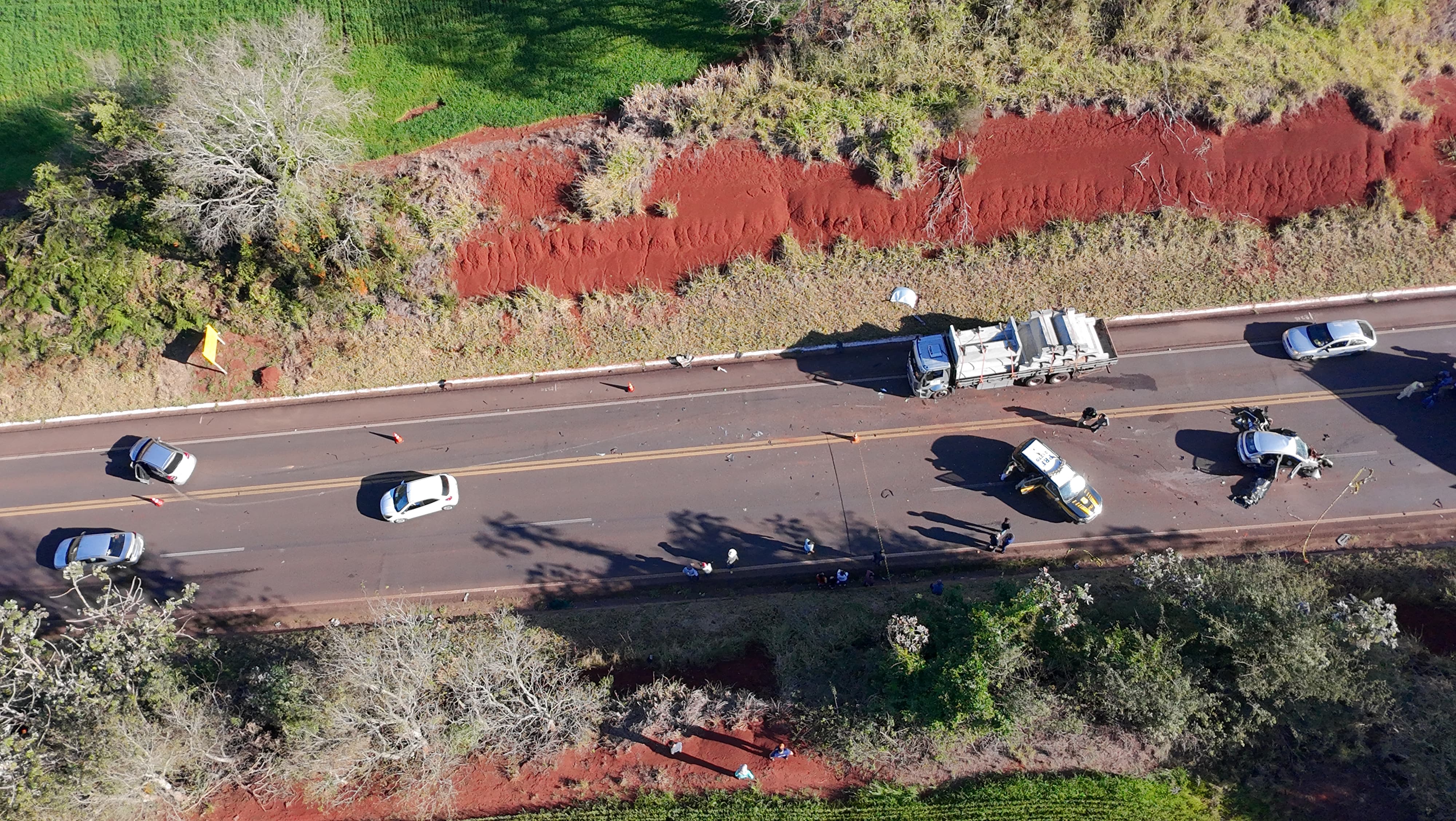Pai e filho morrem em grave acidente na BR-487, em Campo Mourão