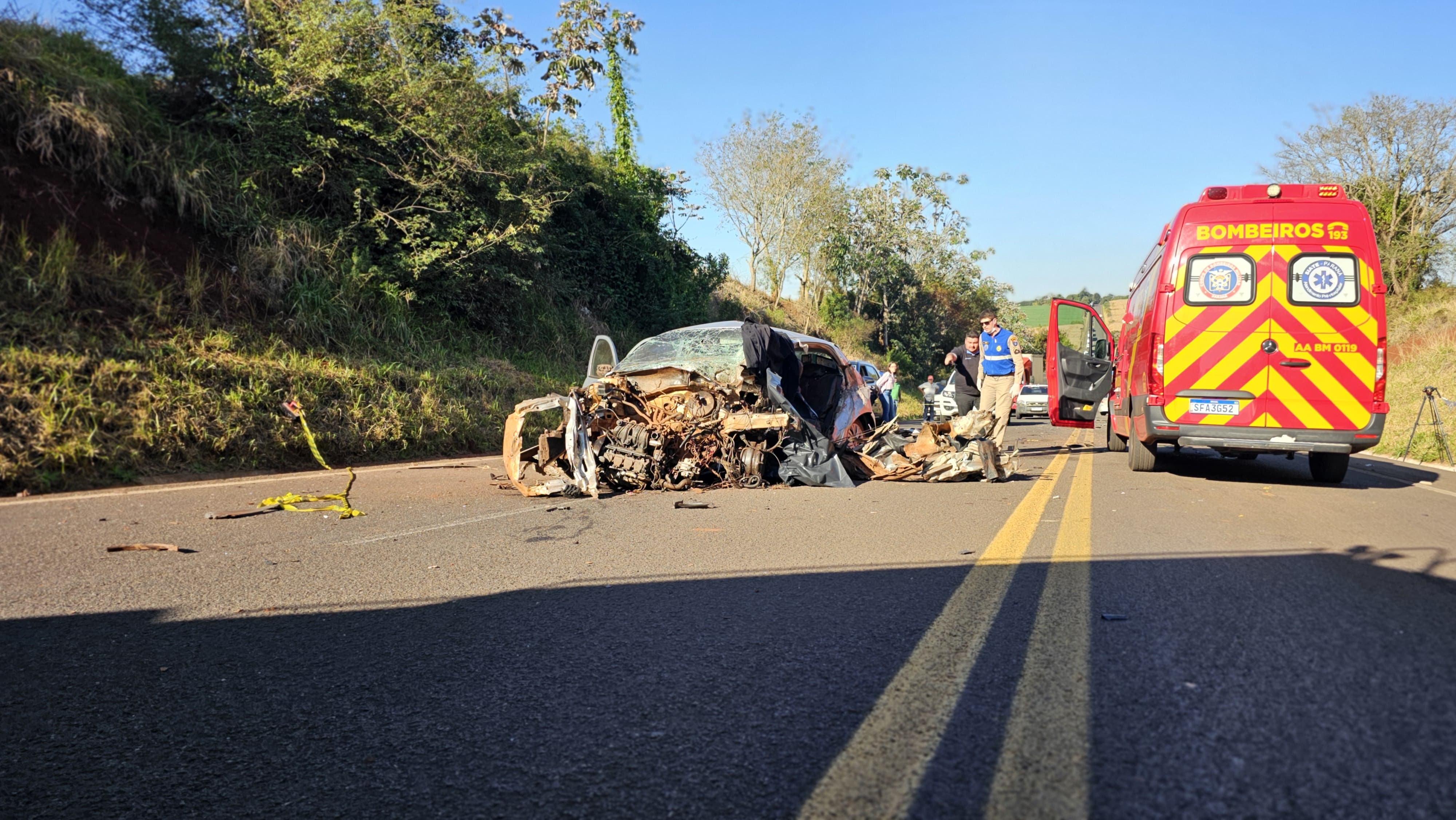Pai e filho morrem em grave acidente na BR-487, em Campo Mourão