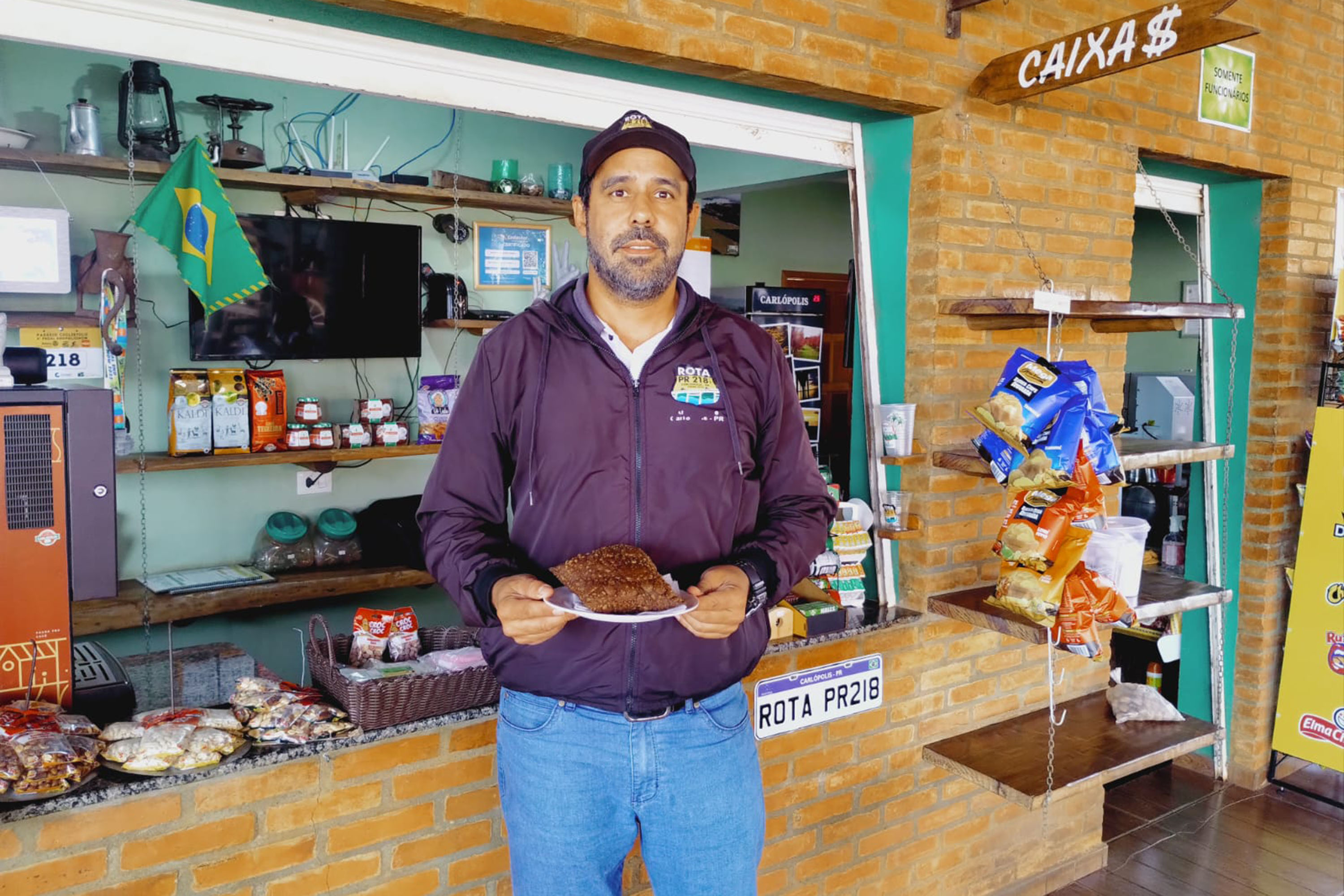 Pastel com massa de café vira atração em cidade do PR