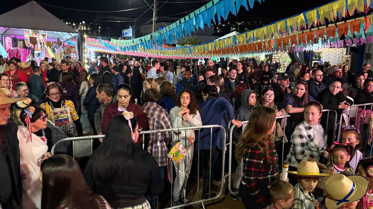 Quadrilhas e decoração caprichada marcam a Festa Junina de Ivaiporã