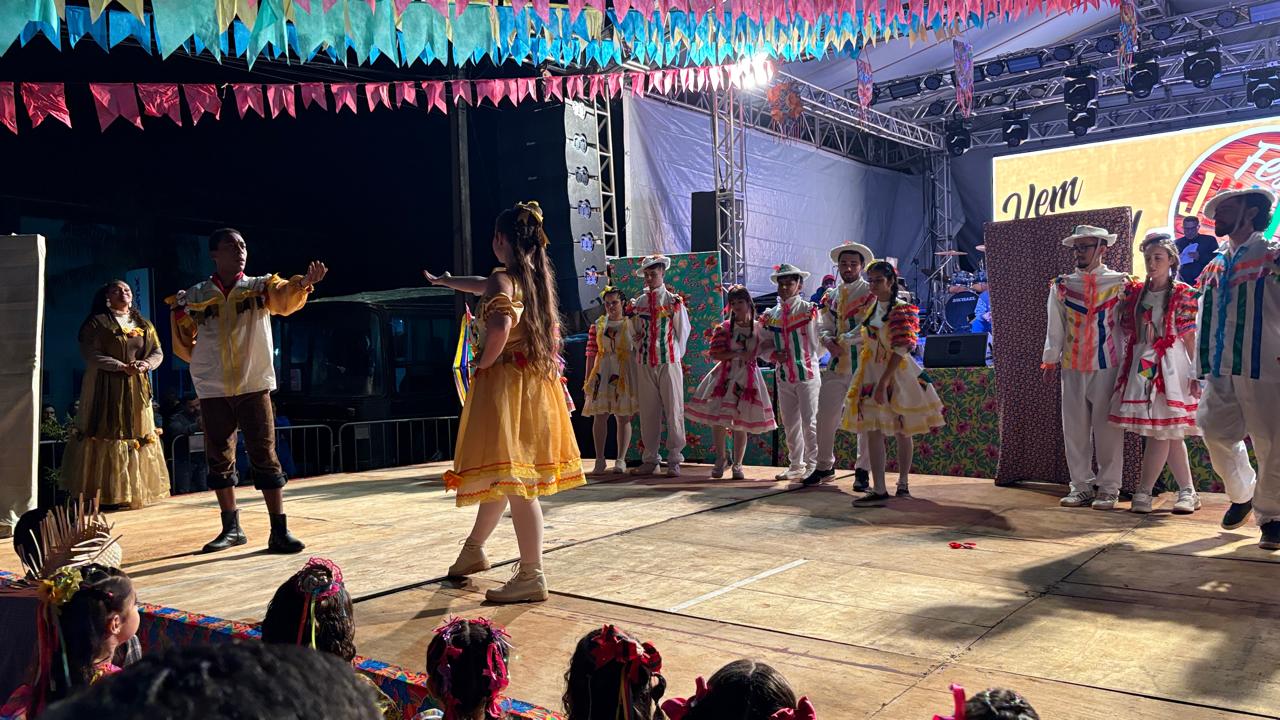 Quadrilhas e decoração caprichada marcam a Festa Junina de Ivaiporã