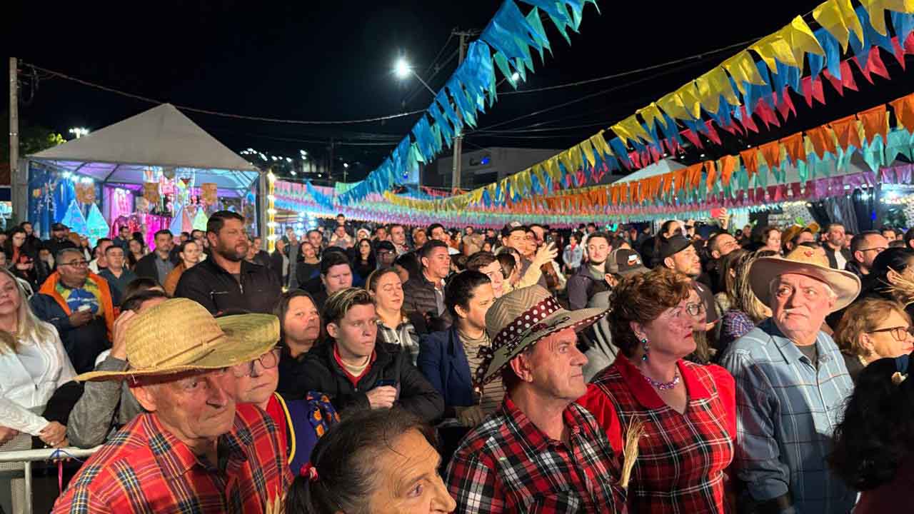 Quadrilhas e decoração caprichada marcam a Festa Junina de Ivaiporã