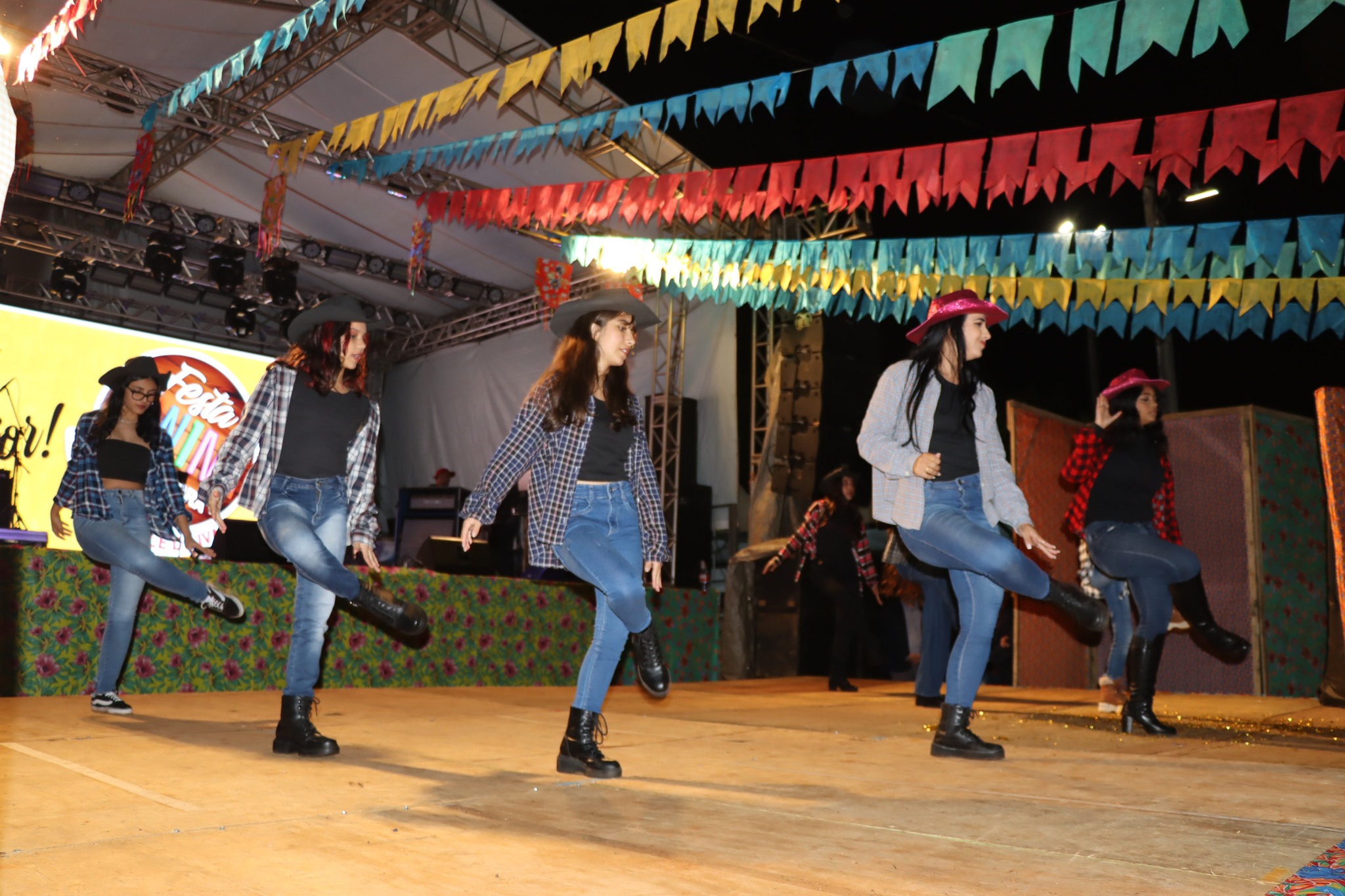 Quadrilhas e decoração caprichada marcam a Festa Junina de Ivaiporã