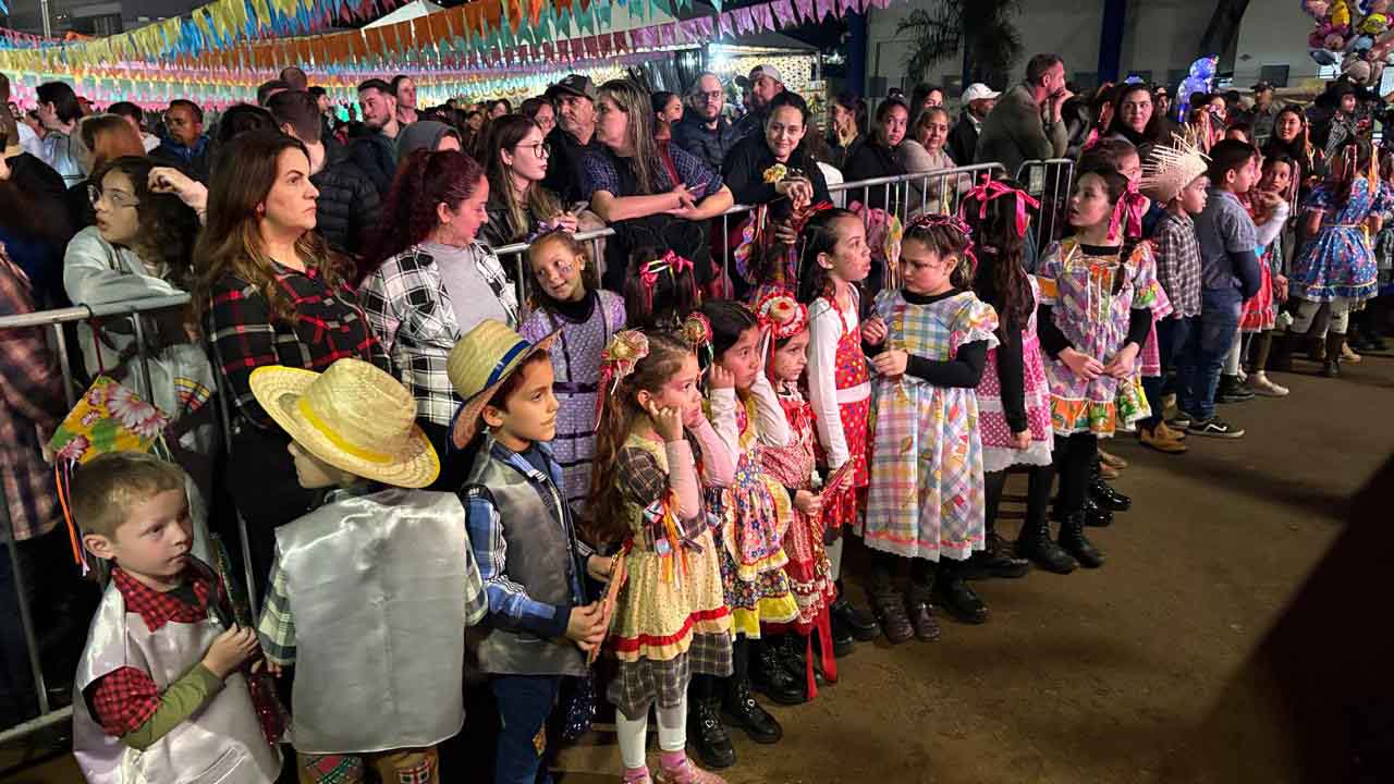 Quadrilhas e decoração caprichada marcam a Festa Junina de Ivaiporã