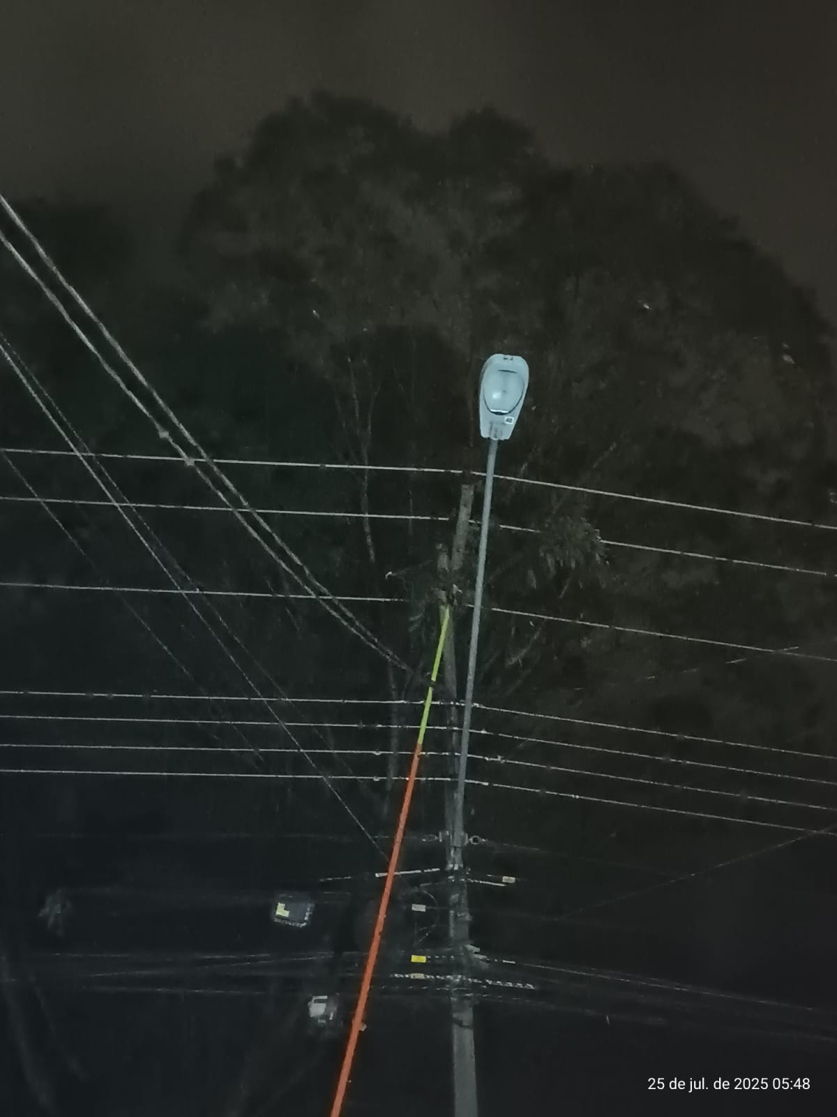 Vendaval durante a madrugada deixa estragos em Apucarana; veja fotos