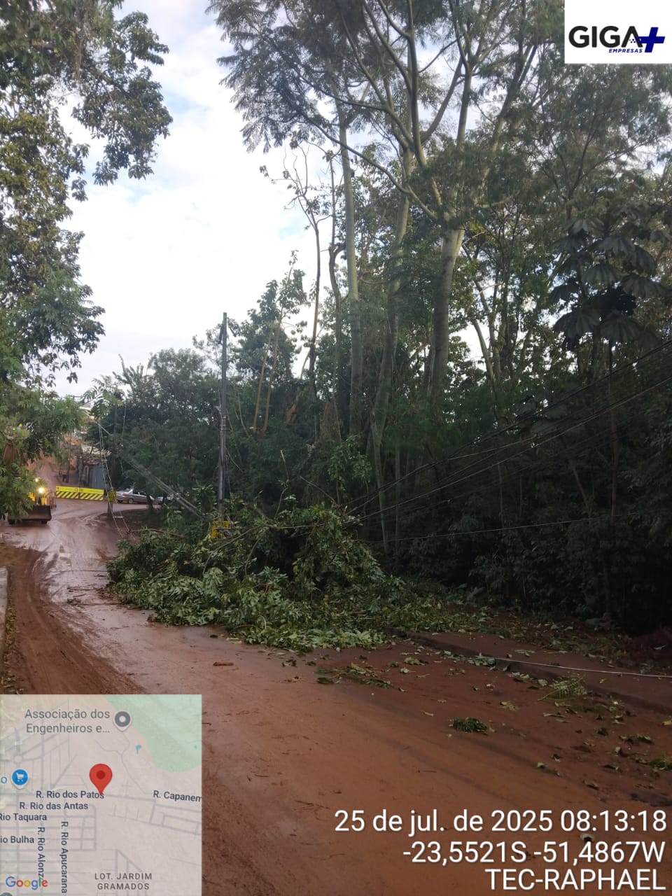Vendaval durante a madrugada deixa estragos em Apucarana; veja fotos