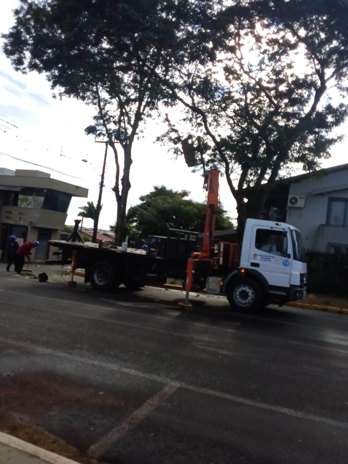 Vendaval durante a madrugada deixa estragos em Apucarana; veja fotos