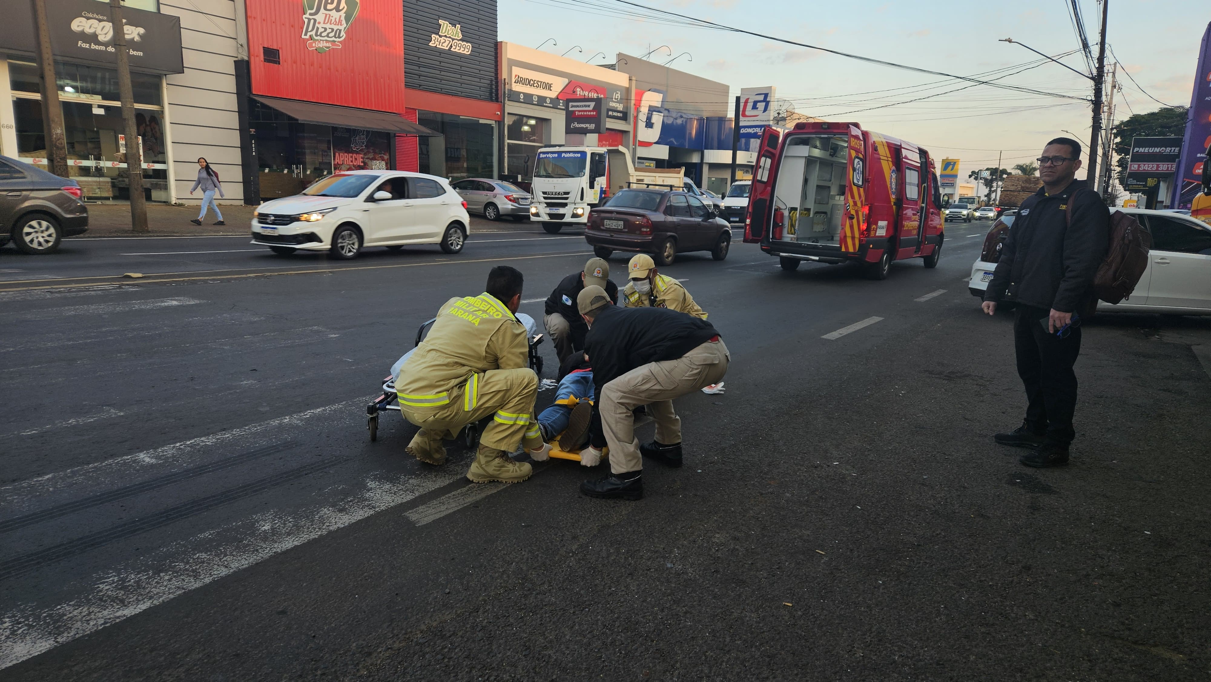 Vítima foi atendida pelos bombeiros após acidente