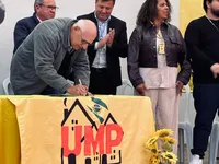 Rio Bom celebra assinatura de contratos habitacionais de 50 famílias