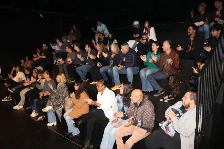 Arapongas passa a contar com teatro de arena dentro de galpão