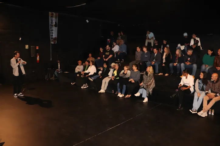 Arapongas passa a contar com teatro de arena dentro de galpão