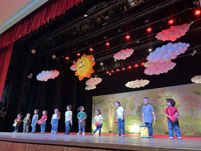 CMEIs encantam o público com espetáculo musical no Cine Teatro Fênix