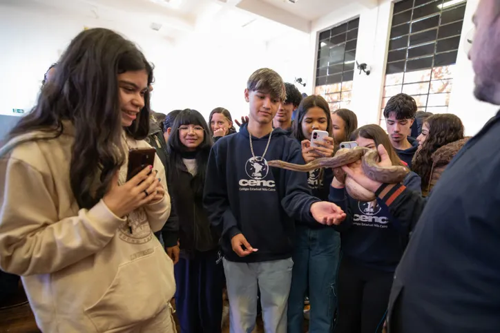 Estudantes participam de aula com animais resgatados pelo Cemsa