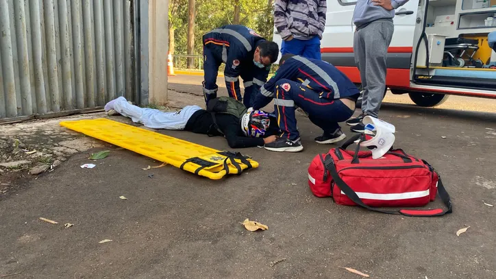 Motociclista de 22 anos fica ferido após colisão com van escolar