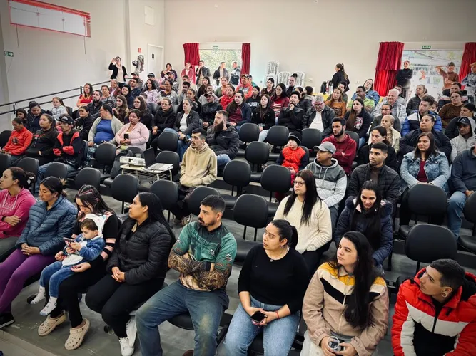 Rio Bom celebra assinatura de contratos habitacionais de 50 famílias