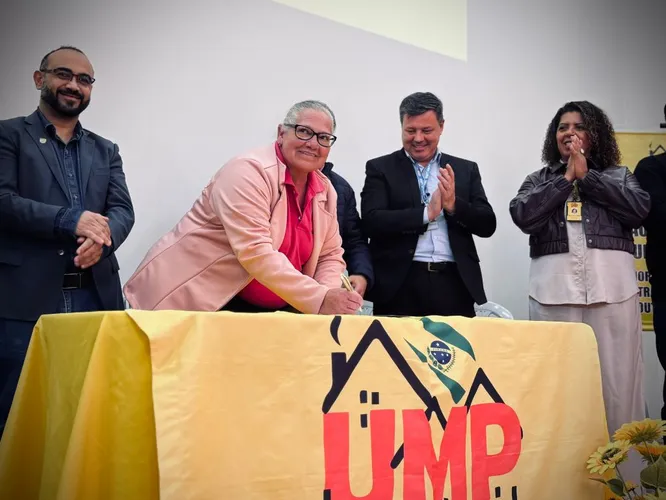 Rio Bom celebra assinatura de contratos habitacionais de 50 famílias