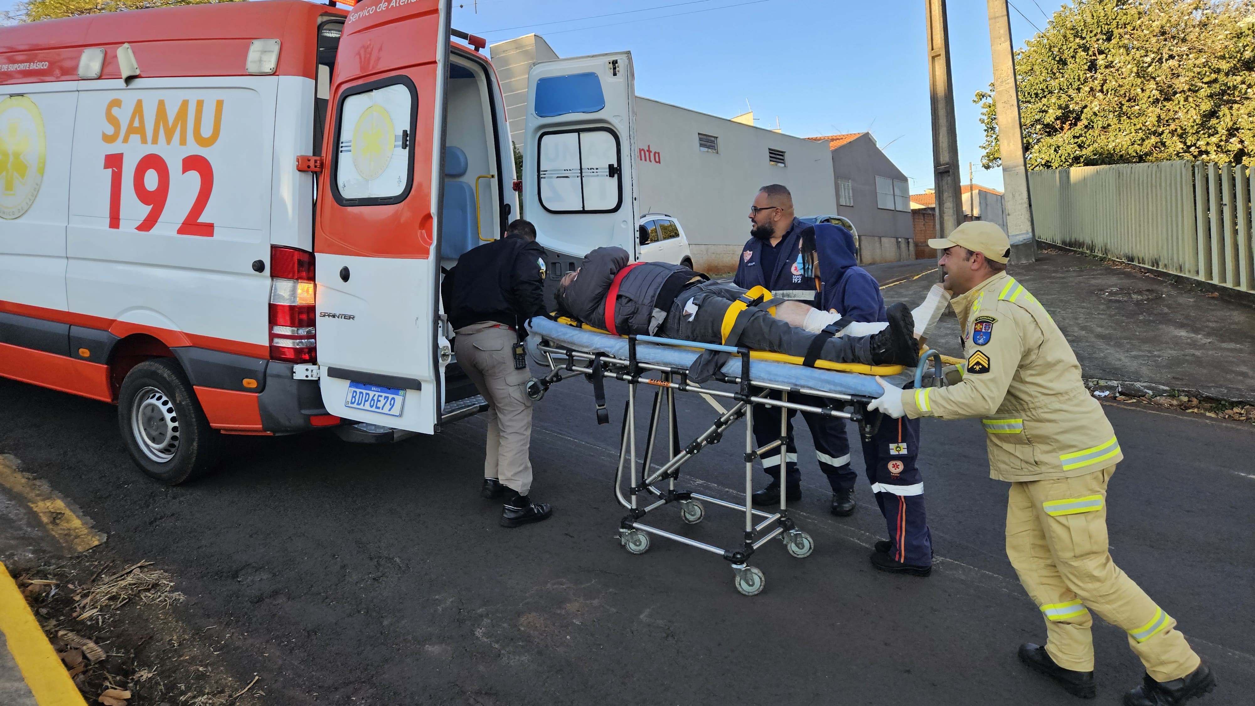 Acidente entre carro e moto deixa motociclista ferido em Apucarana