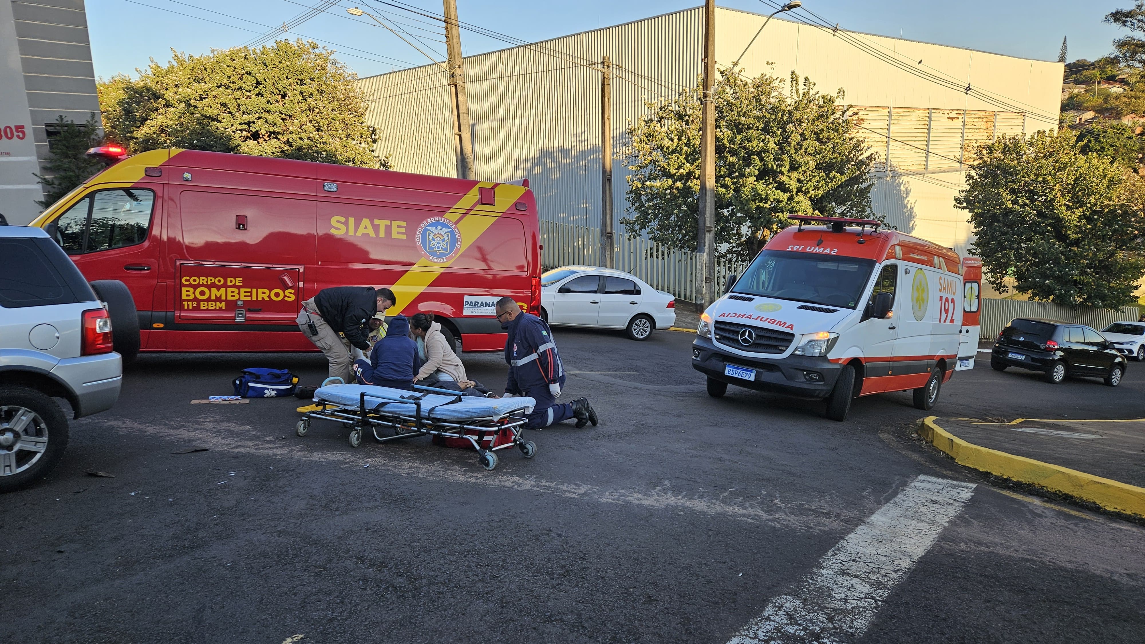 Acidente entre carro e moto deixa motociclista ferido em Apucarana