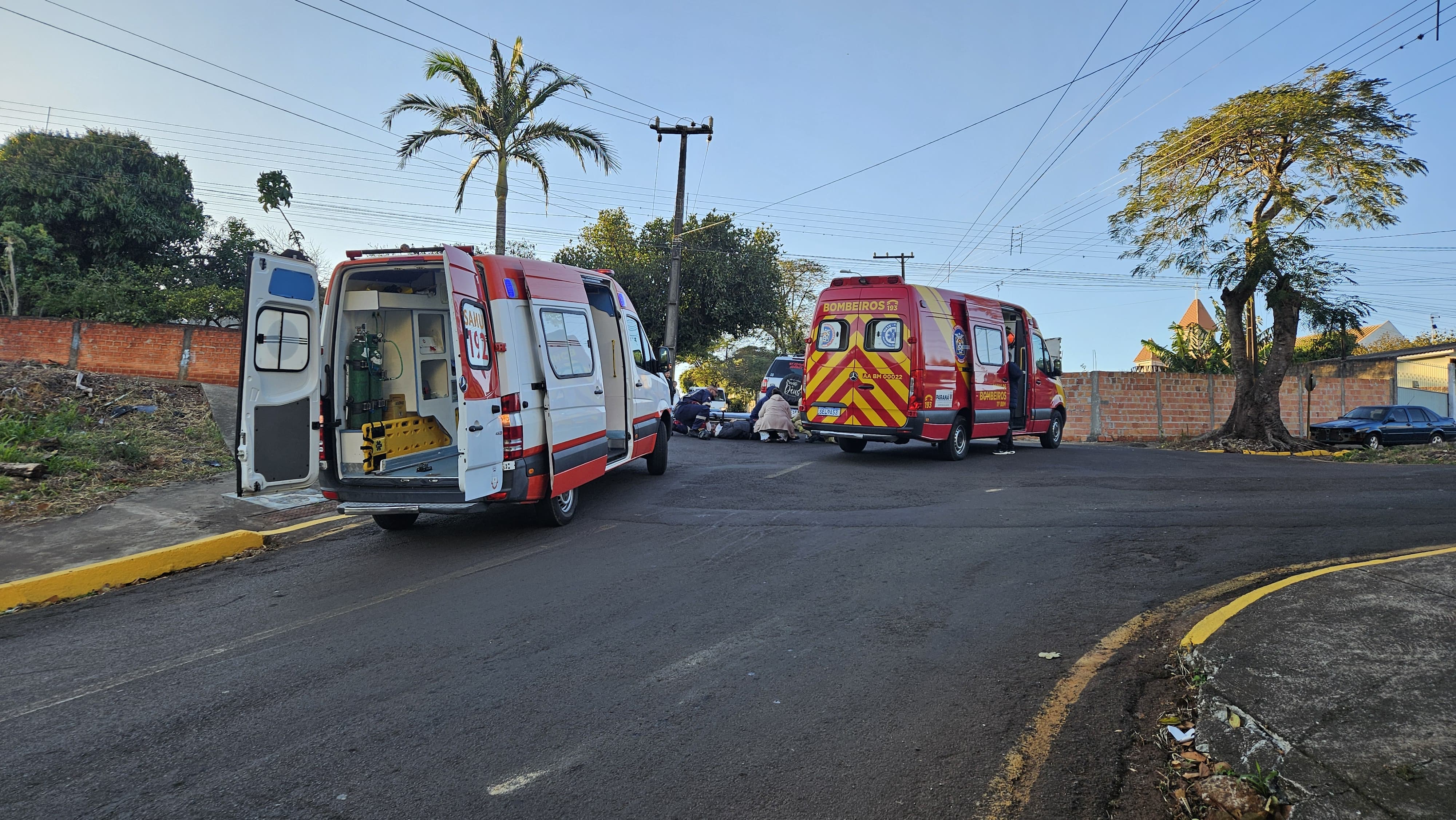 Acidente entre carro e moto deixa motociclista ferido em Apucarana