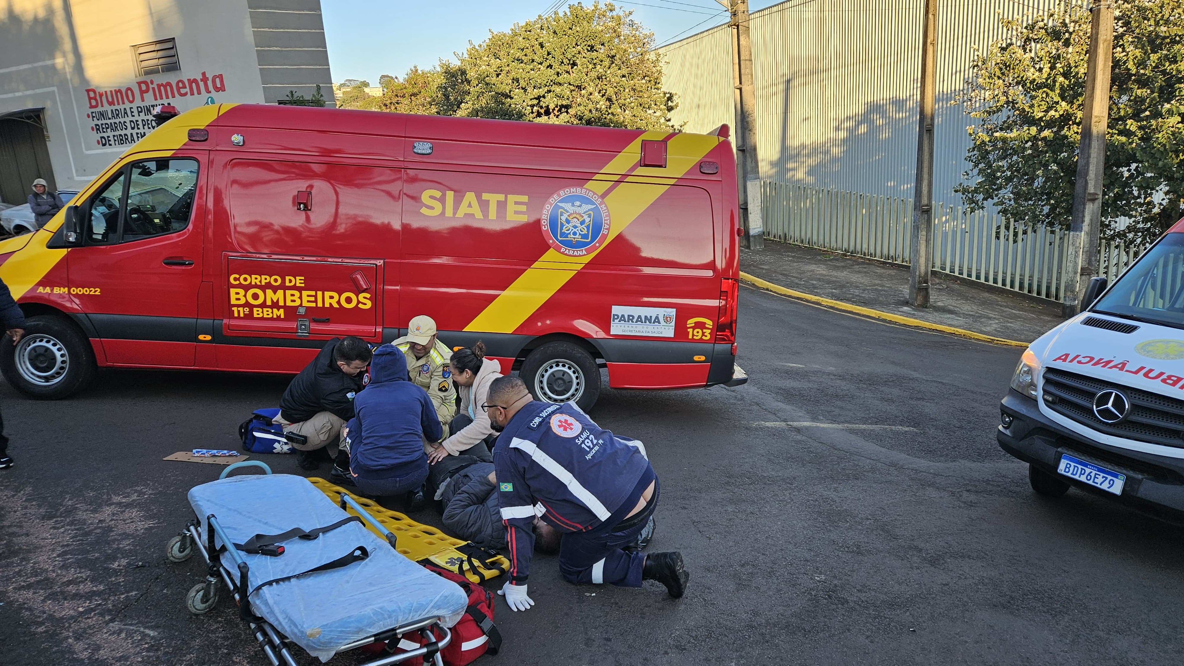 Acidente entre carro e moto deixa motociclista ferido em Apucarana