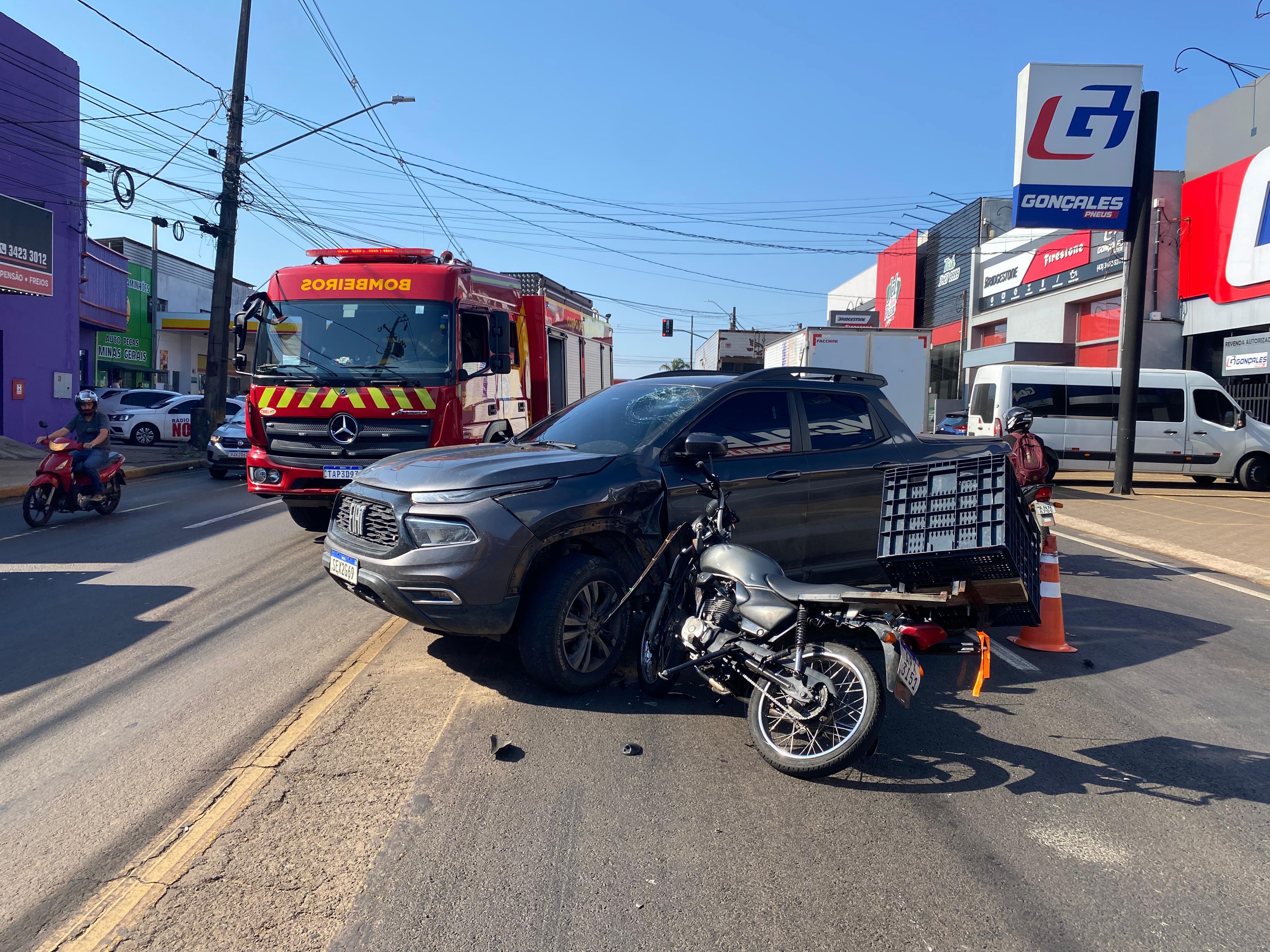 Acidente na Avenida Minas Gerais deixa motociclista ferido