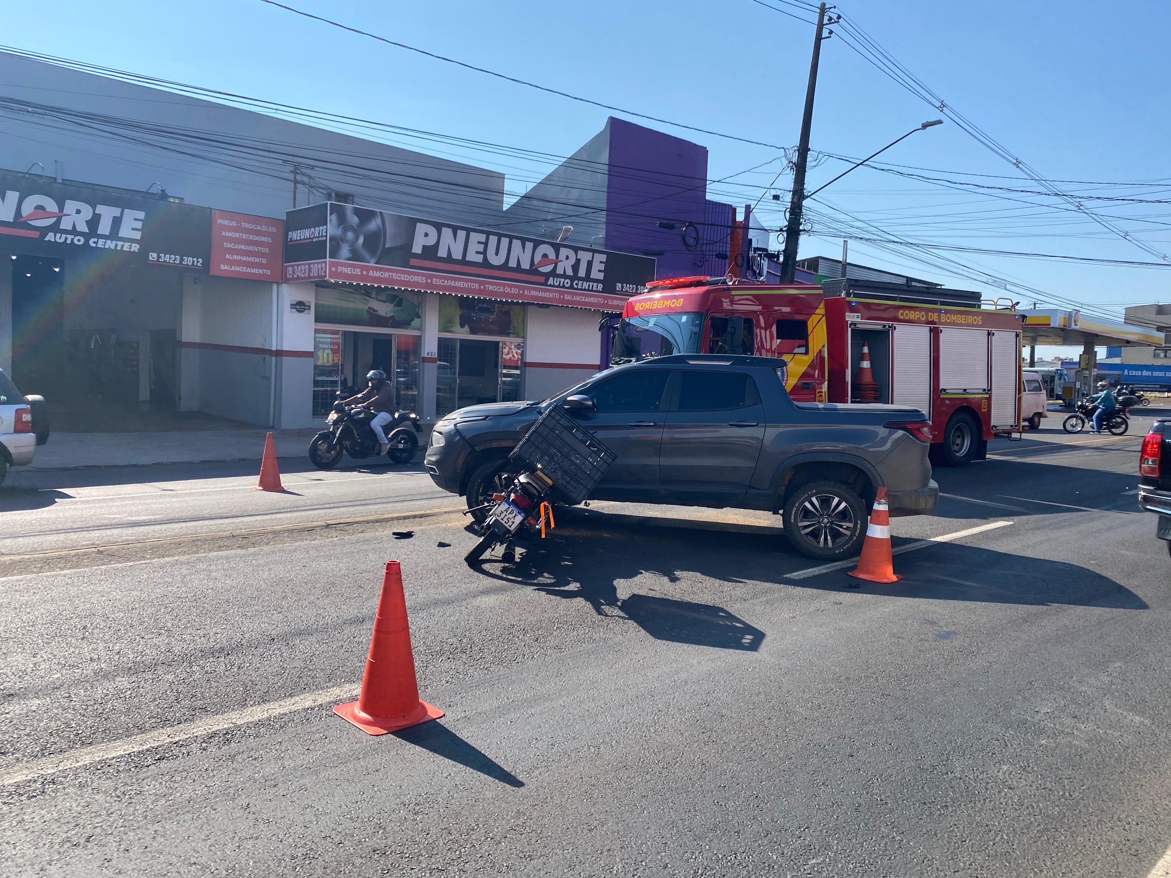 Acidente na Avenida Minas Gerais deixa motociclista ferido