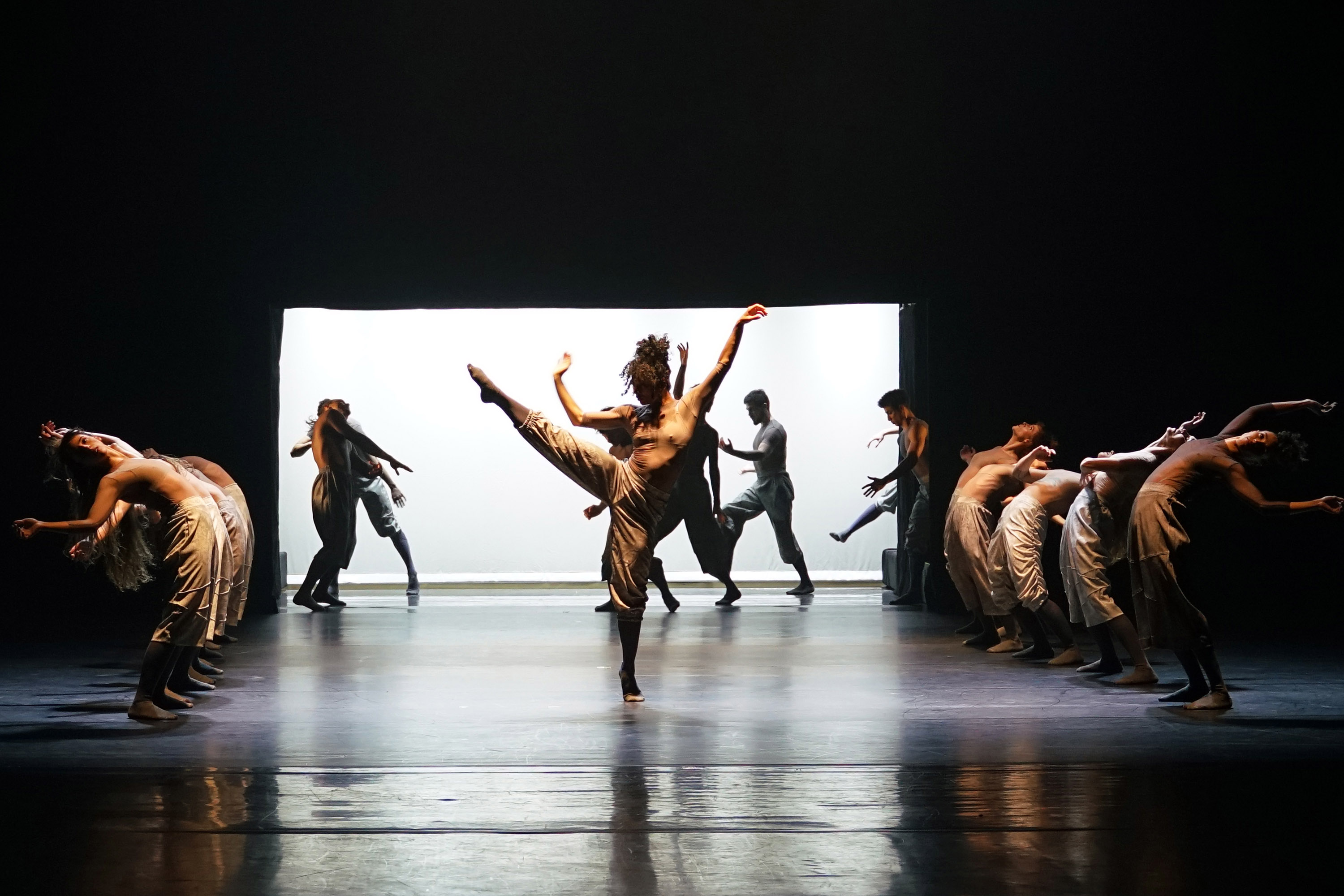 Arapongas encerra Festival Rouxinol com Balé Teatro Guaíra