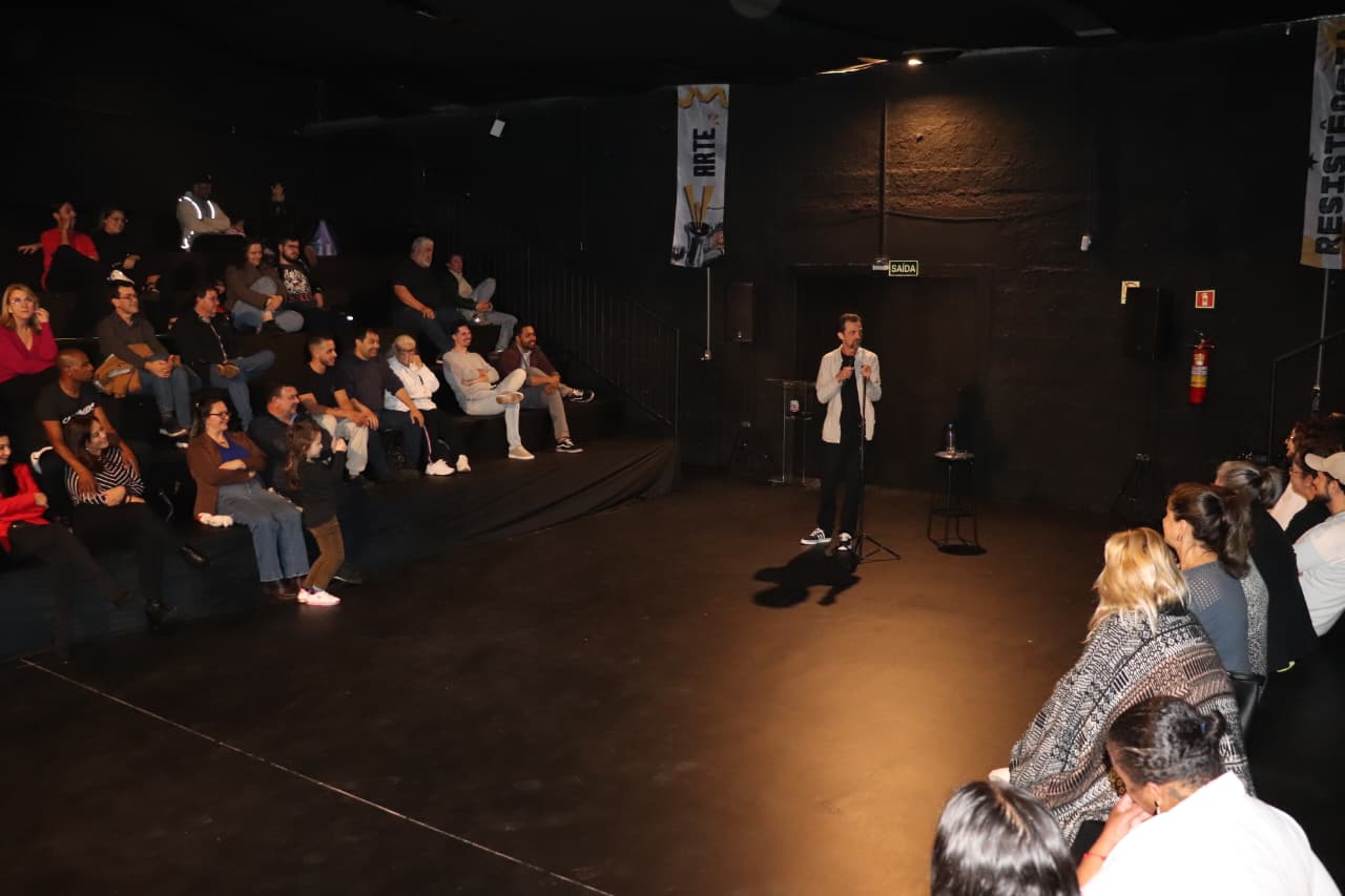 Arapongas passa a contar com teatro de arena dentro de galpão