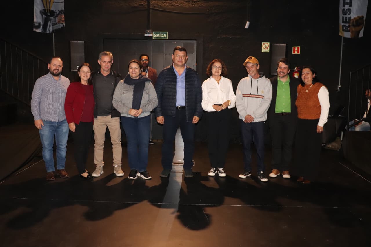 Arapongas passa a contar com teatro de arena dentro de galpão