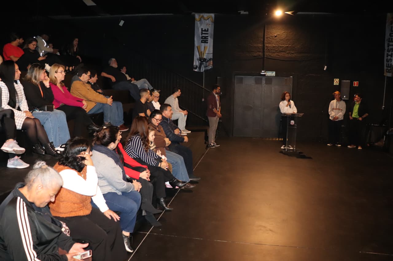 Arapongas passa a contar com teatro de arena dentro de galpão