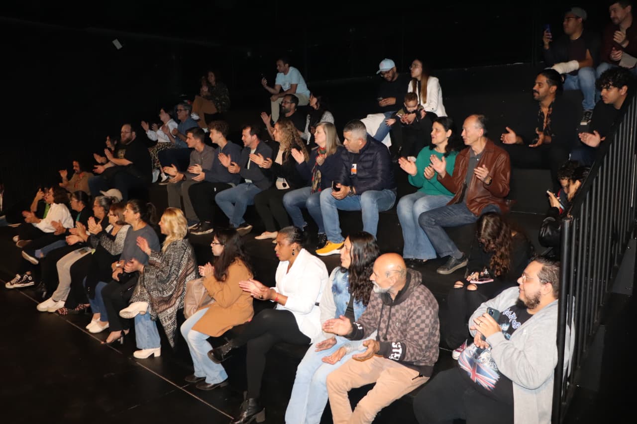 Arapongas passa a contar com teatro de arena dentro de galpão