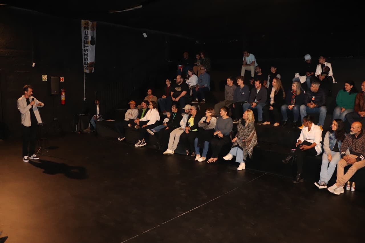 Arapongas passa a contar com teatro de arena dentro de galpão