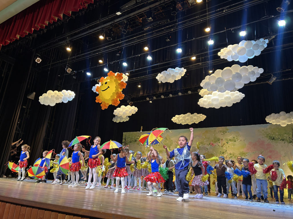 CMEIs encantam o público com espetáculo musical no Cine Teatro Fênix
