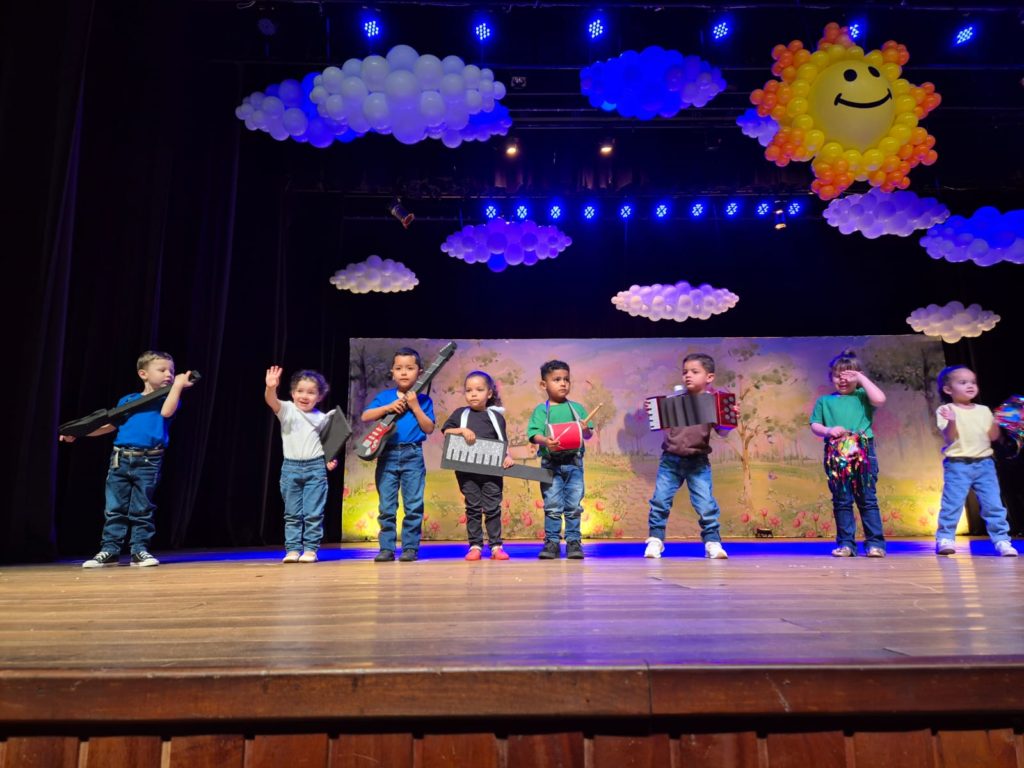 CMEIs encantam o público com espetáculo musical no Cine Teatro Fênix