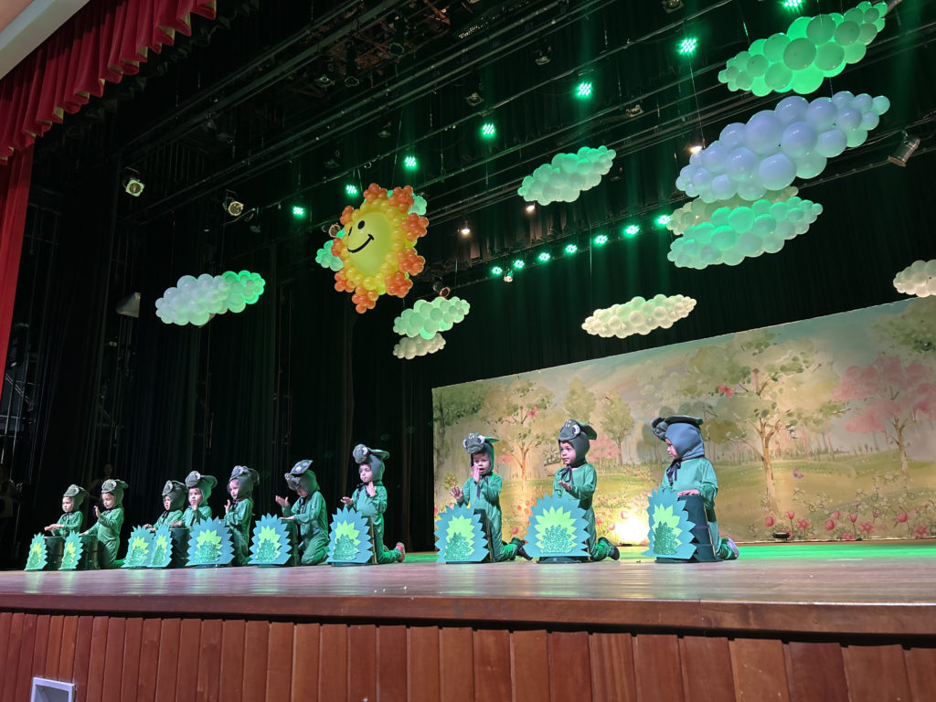 CMEIs encantam o público com espetáculo musical no Cine Teatro Fênix