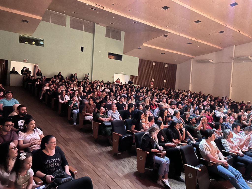 CMEIs encantam o público com espetáculo musical no Cine Teatro Fênix