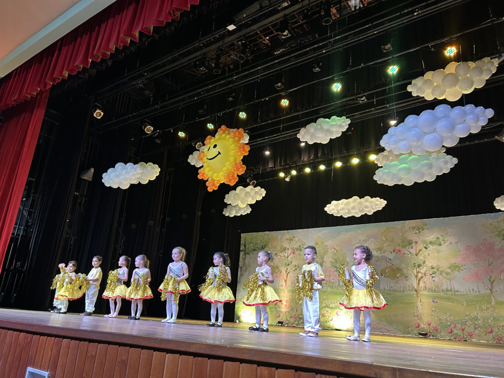 CMEIs encantam o público com espetáculo musical no Cine Teatro Fênix