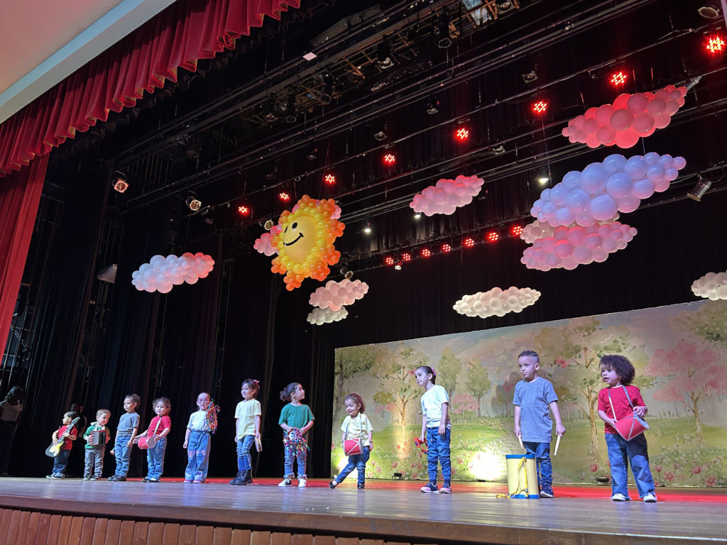 CMEIs encantam o público com espetáculo musical no Cine Teatro Fênix