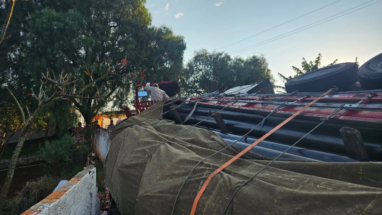 Caminhão tomba e causa danos a residência após seguir rota de GPS