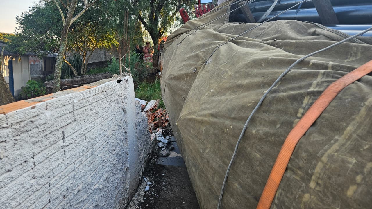 Caminhão tomba e causa danos a residência após seguir rota de GPS