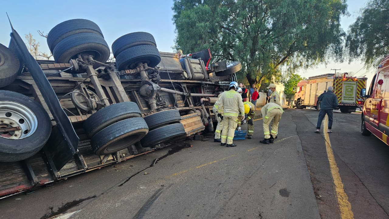 Caminhão tomba e causa danos a residência após seguir rota de GPS
