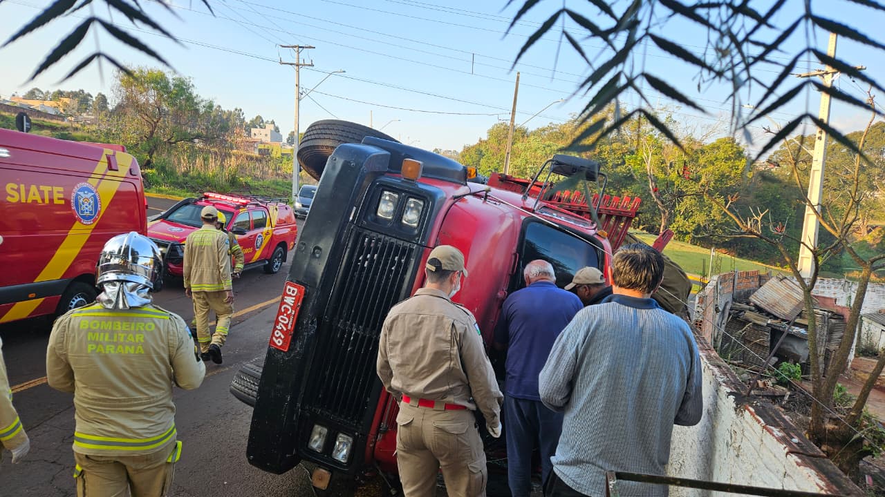 Caminhão tomba e causa danos a residência após seguir rota de GPS