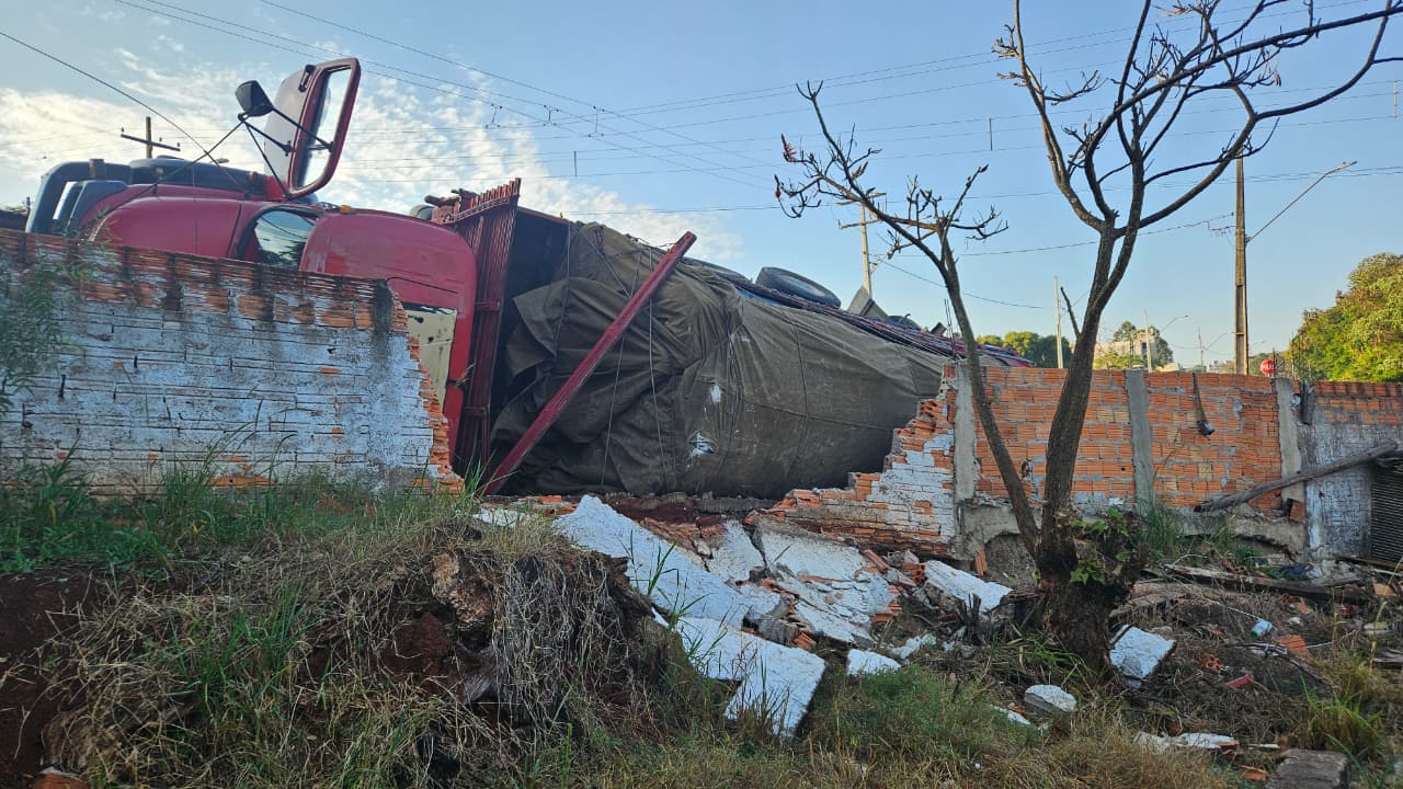 Caminhão tomba e causa danos a residência após seguir rota de GPS