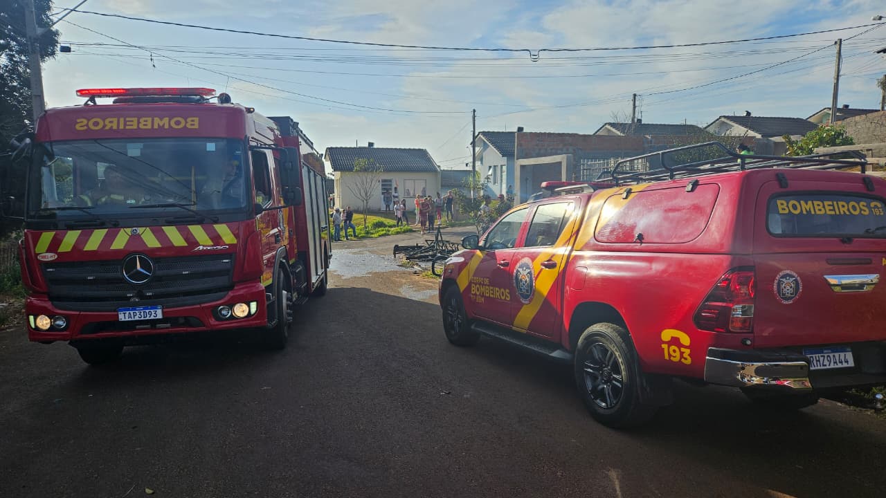 Casa de costureira pega fogo em Apucarana; incêndio pode ser criminoso