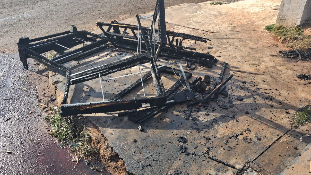 Casa de costureira pega fogo em Apucarana; incêndio pode ser criminoso