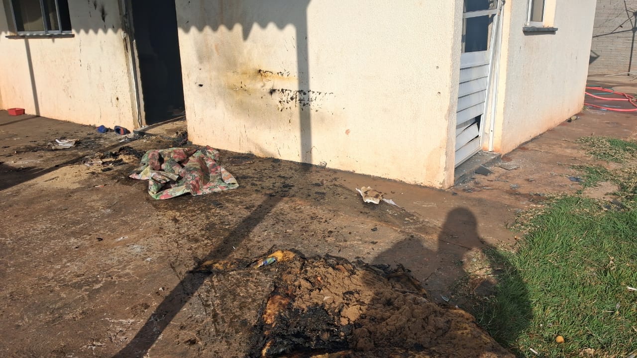 Casa de costureira pega fogo em Apucarana; incêndio pode ser criminoso