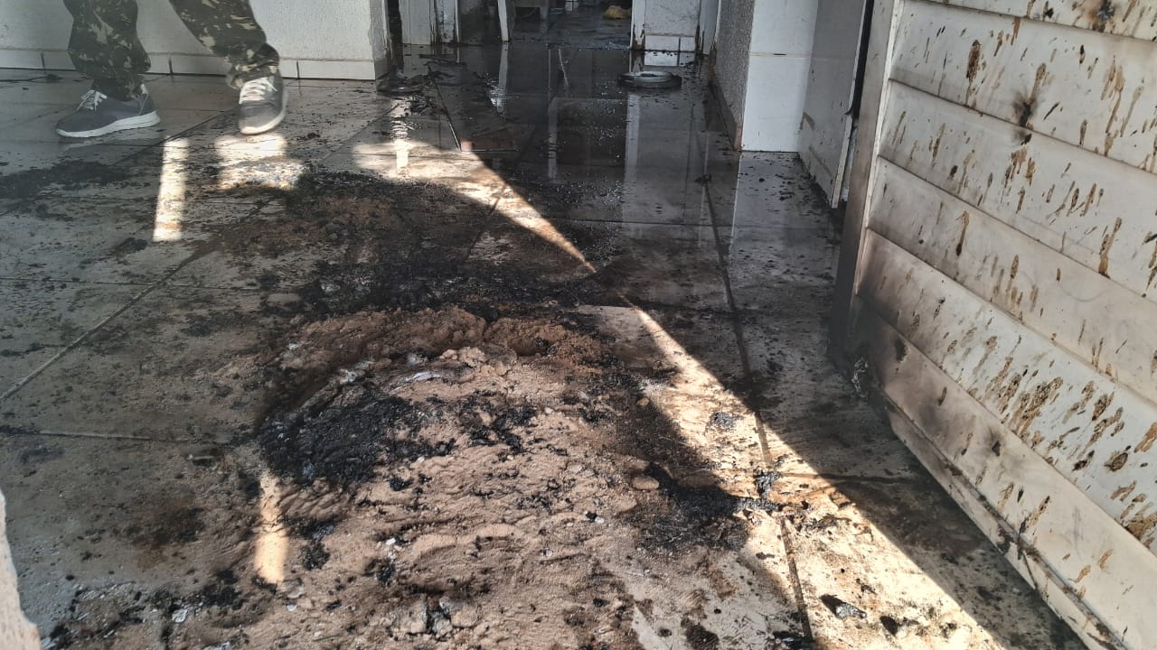 Casa de costureira pega fogo em Apucarana; incêndio pode ser criminoso