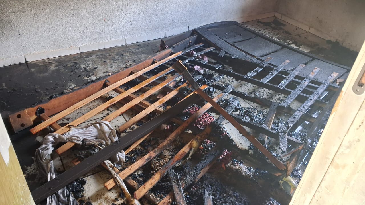 Casa de costureira pega fogo em Apucarana; incêndio pode ser criminoso