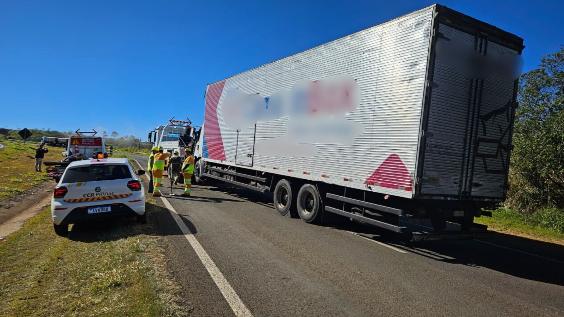 Colisão entre caminhões na BR-376 causa interdição parcial da pista