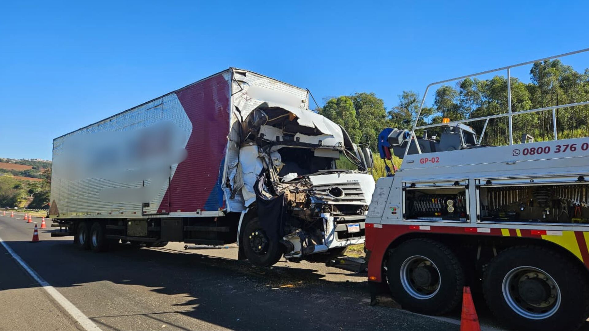 Colisão entre caminhões na BR-376 causa interdição parcial da pista
